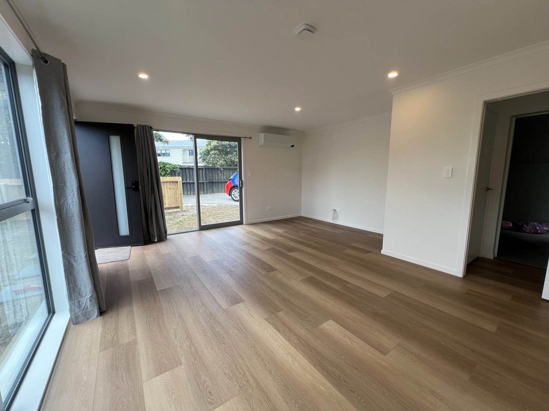 50A Beach Road, Te Atatu Peninsula, Auckland - Carousel 2