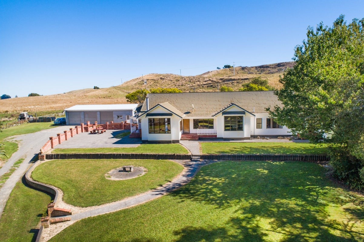 4524 State Highway 1, Hunterville - Carousel 1