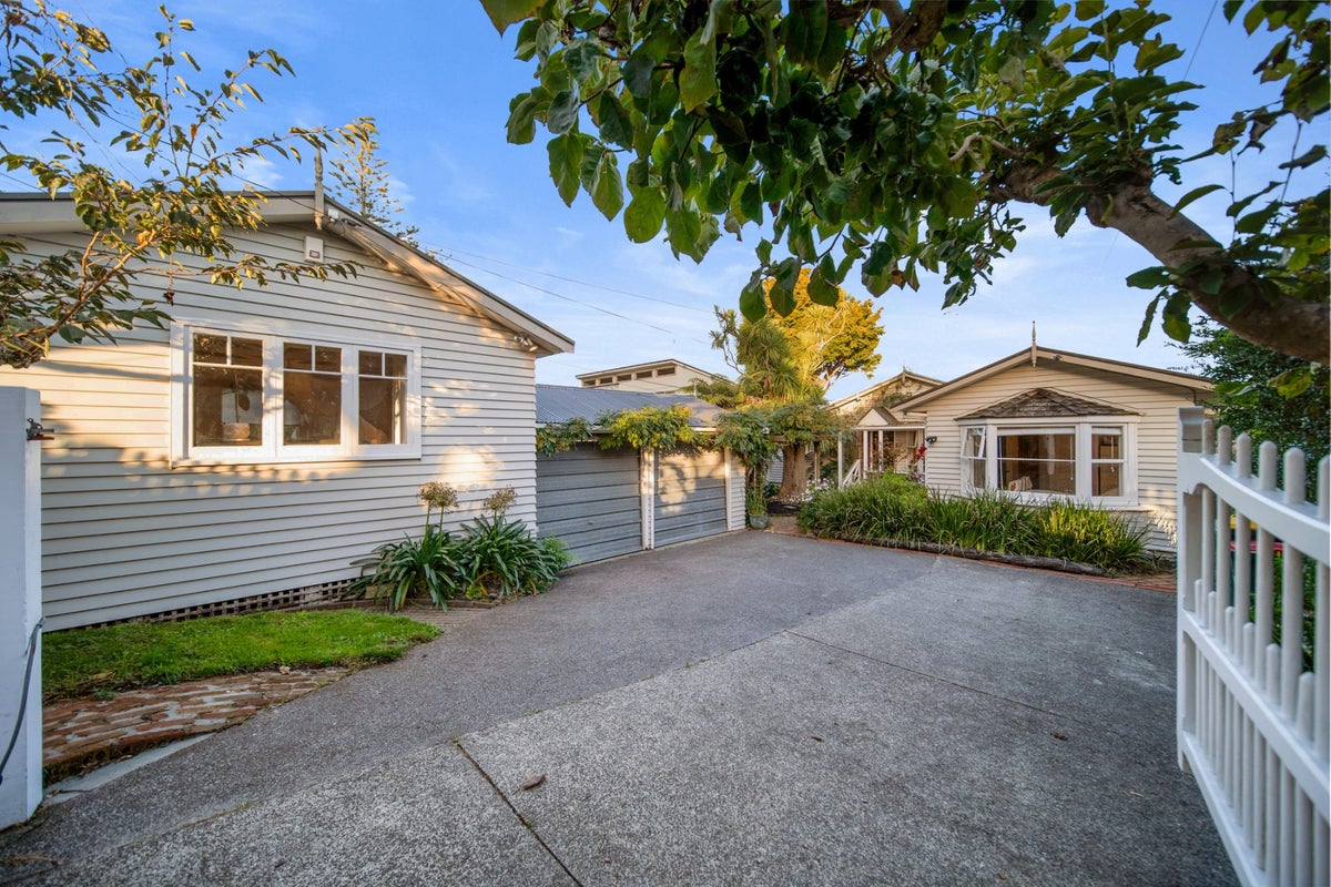 23 Pohutukawa Avenue, Shelly Park, Auckland - Carousel 2