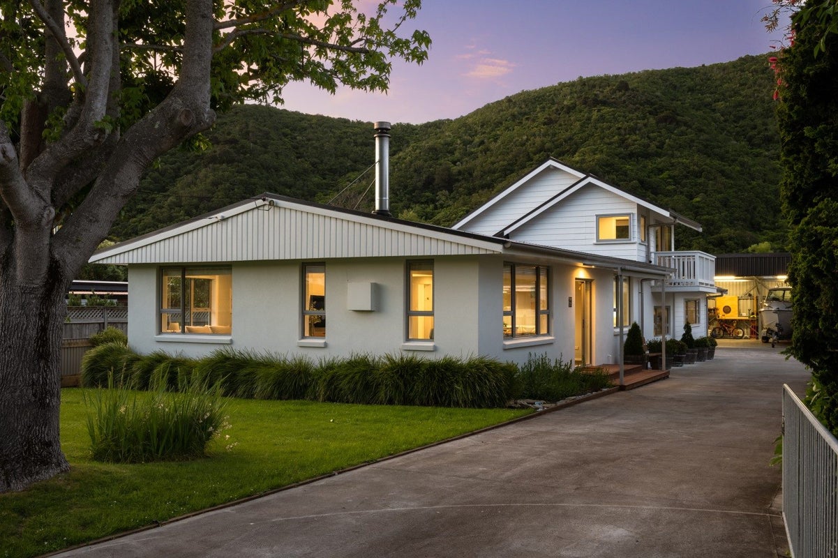 22 Beach Road, Waikawa, Picton - Carousel 1