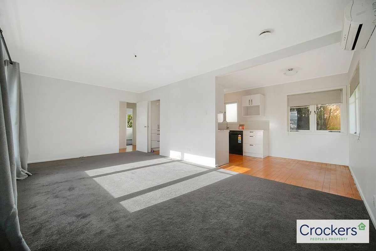 21 Amberley Avenue, Te Atatu South, Auckland - Carousel 1