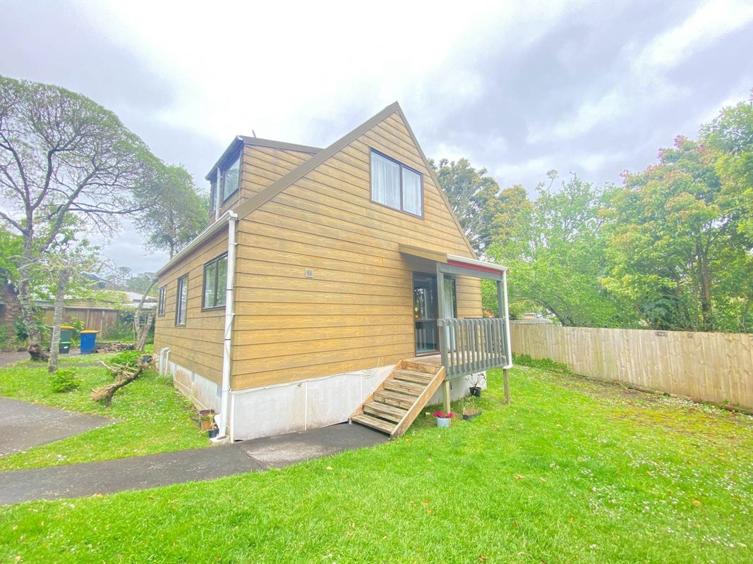 2/24 Castleford Street, Green Bay, Auckland - Carousel 1