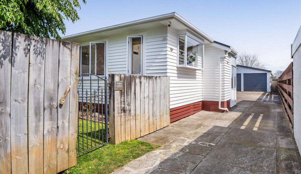 12 Miro ST, Merrilands, New Plymouth - Carousel 1