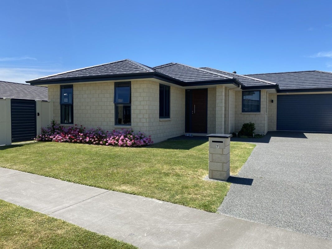 7 Benmore Place, Poraiti, Napier - Carousel 1