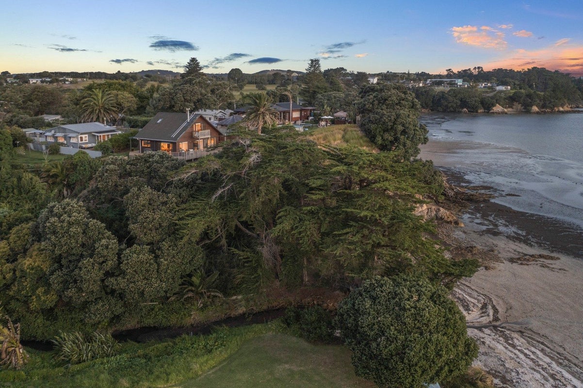 24 Miami Avenue, Surfdale, Waiheke Island - Carousel 2