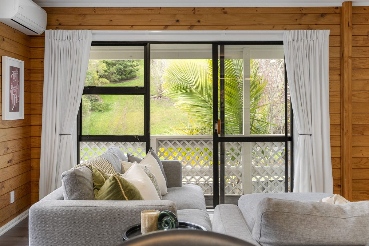 50 Topliss Drive, Northcross, Auckland - Carousel 2