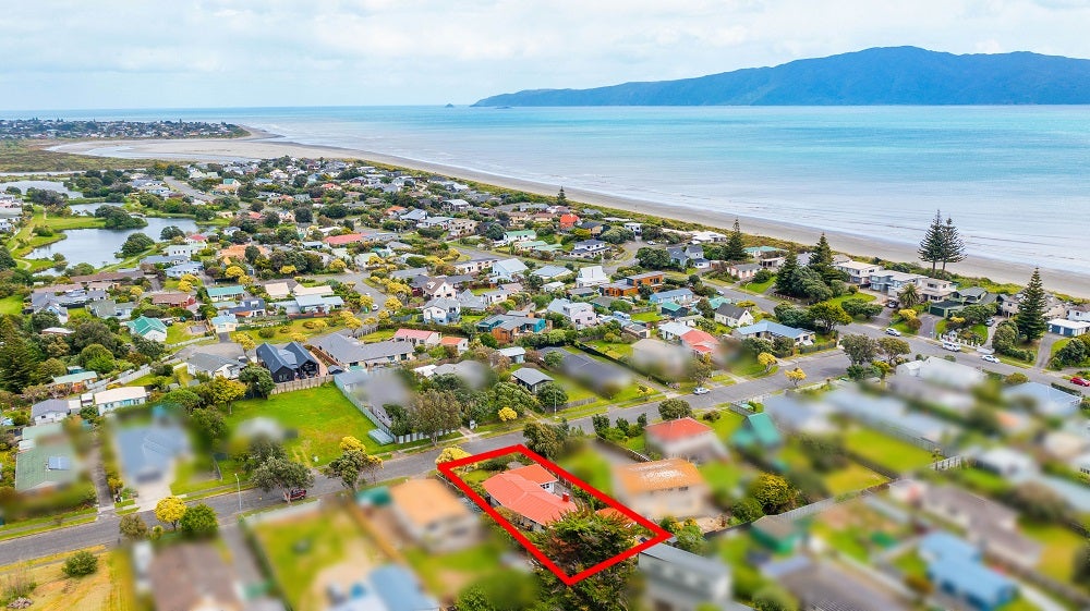 15 Eruini Street, Waikanae Beach, Waikanae - Carousel 1