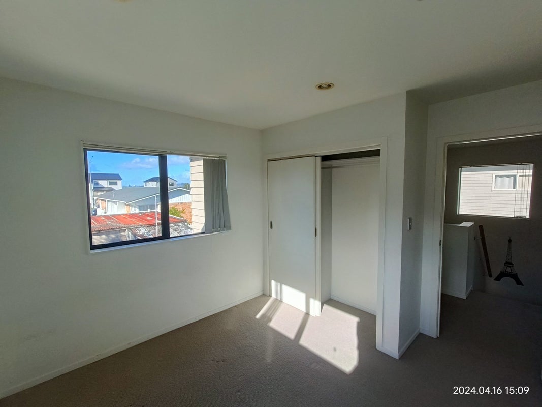 17 Bordeaux Parade, Te Atatu South, Auckland - Carousel 2