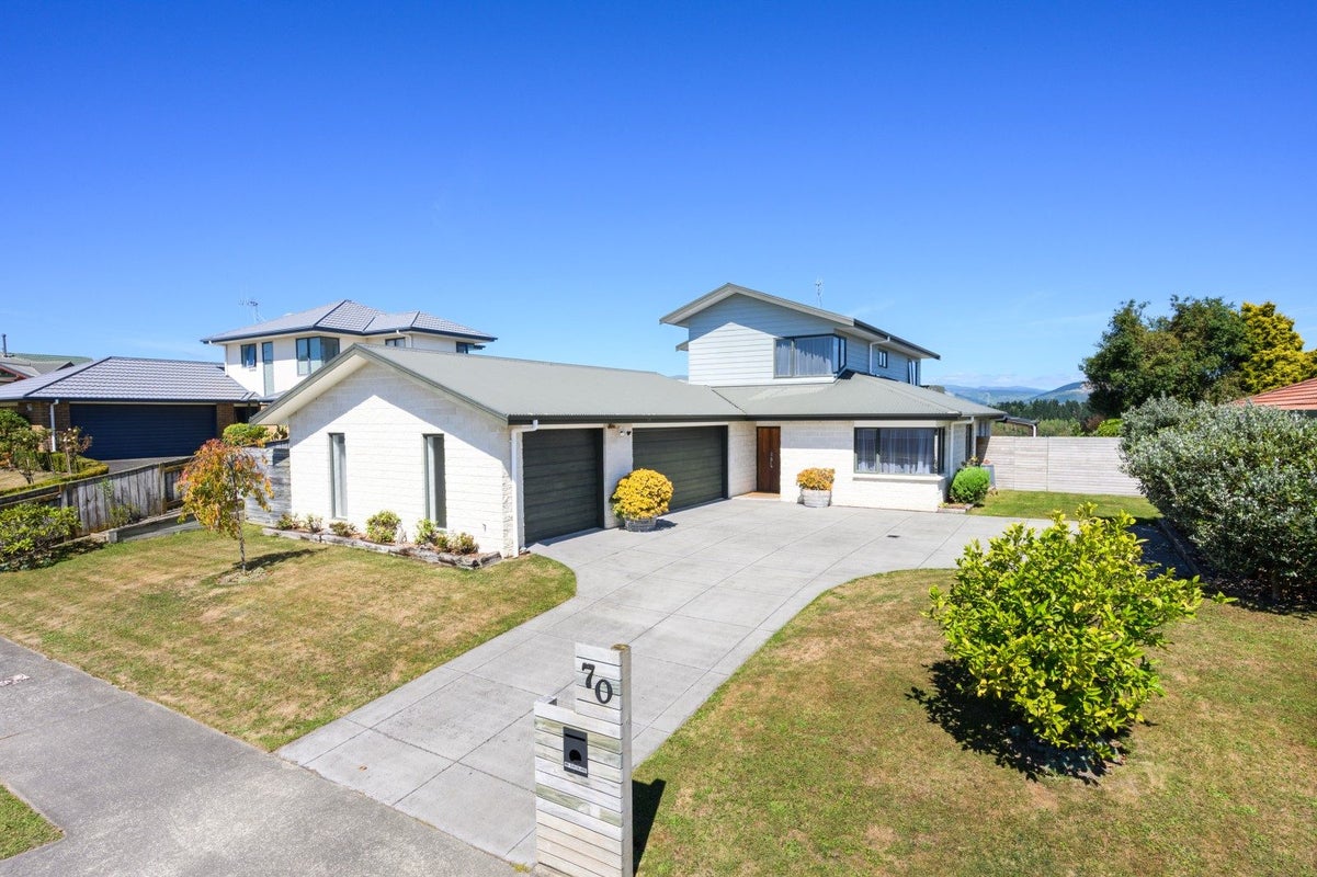 70 Pacific Drive, Fitzherbert, Palmerston North - Carousel 1