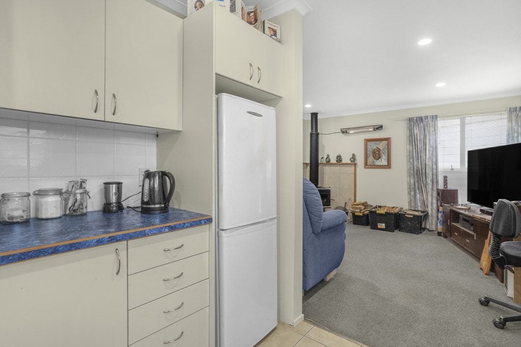 1/11 Topeka Grove, Totara Park, Upper Hutt - Carousel 2