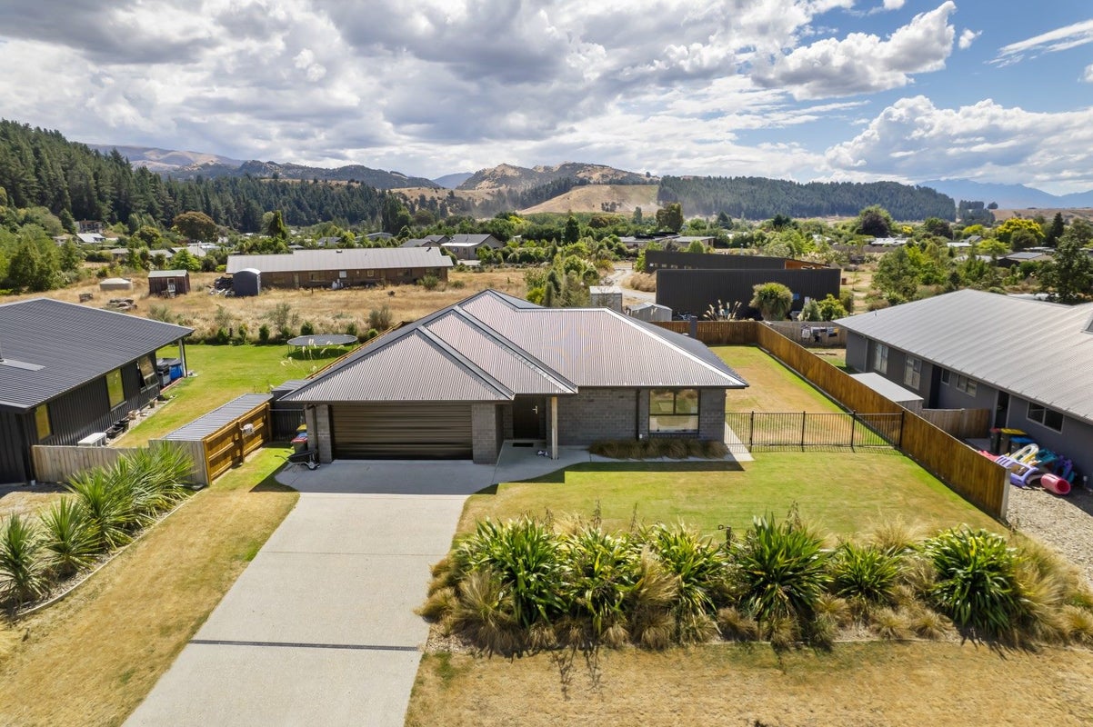 16 Cooper Crescent, Luggate, Wanaka - Carousel 1