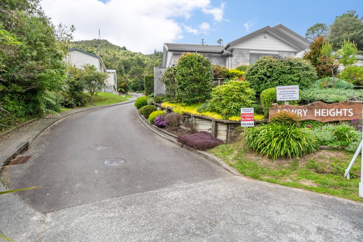 9 Lowry Heights, Stokes Valley, Lower Hutt - Carousel 25