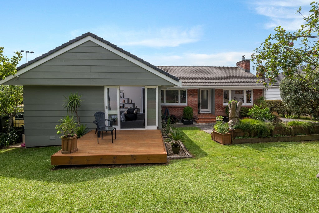 20 Litten Road, Cockle Bay, Auckland - Carousel 1