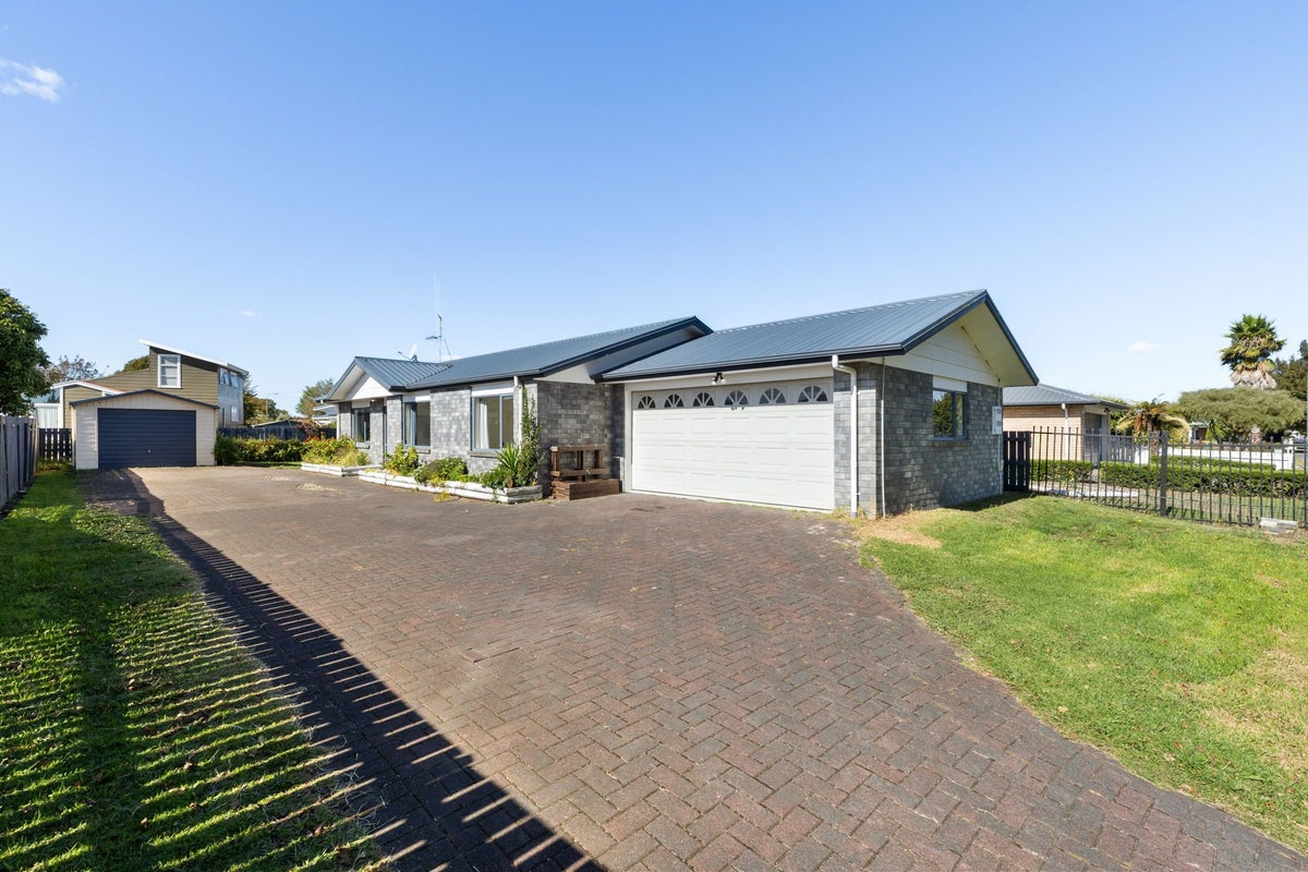 22 Catalina Drive, Melville, Hamilton - Carousel 1