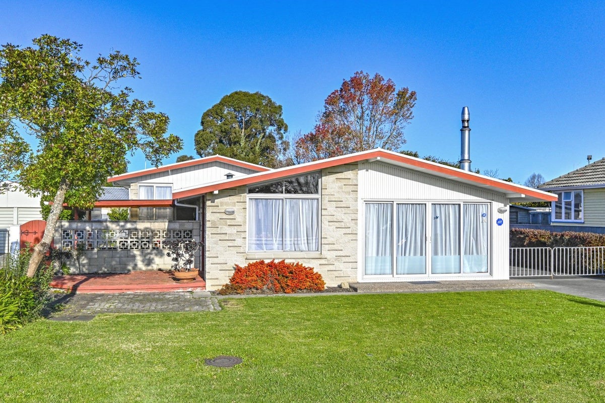 1211 Willowpark Road North, Mayfair, Hastings - Carousel 1