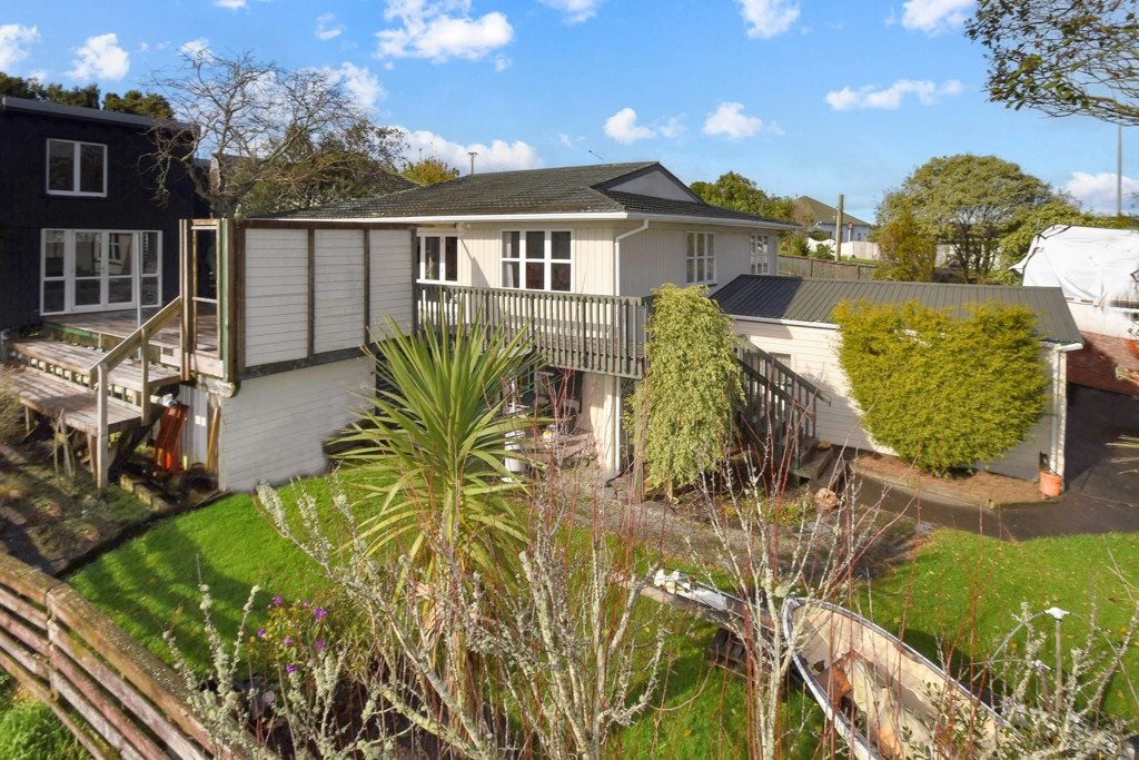 8 Hobsonville Road, West Harbour, Auckland - Carousel 1