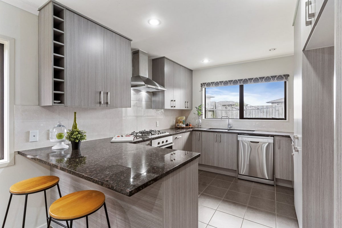 2 Staten Place, Mangere, Auckland - Carousel 2