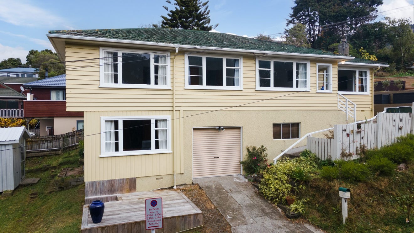 1 Rimu Street, Tawa, Wellington - Carousel 1