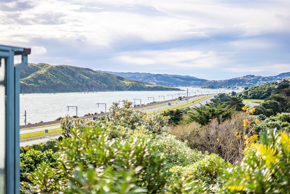 6 Thurso Grove, Papakowhai, Porirua - Carousel 31