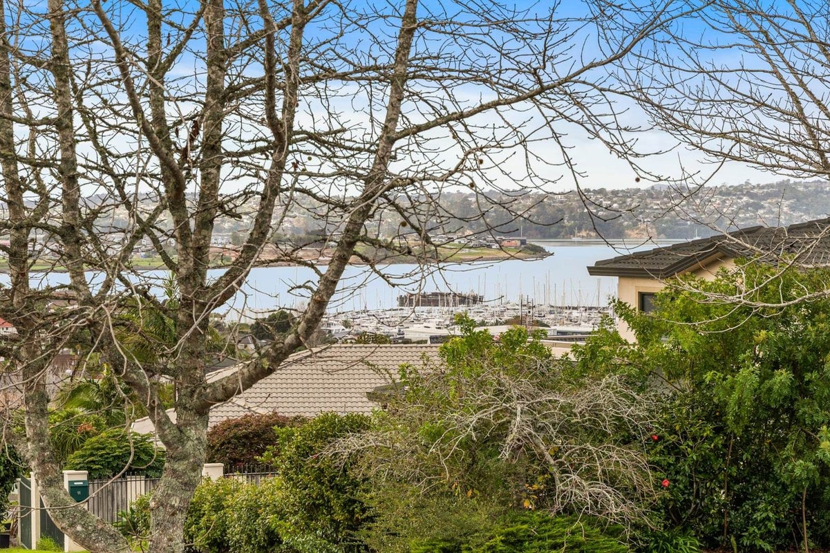 18 Whiting Grove, West Harbour, Auckland - Carousel 2