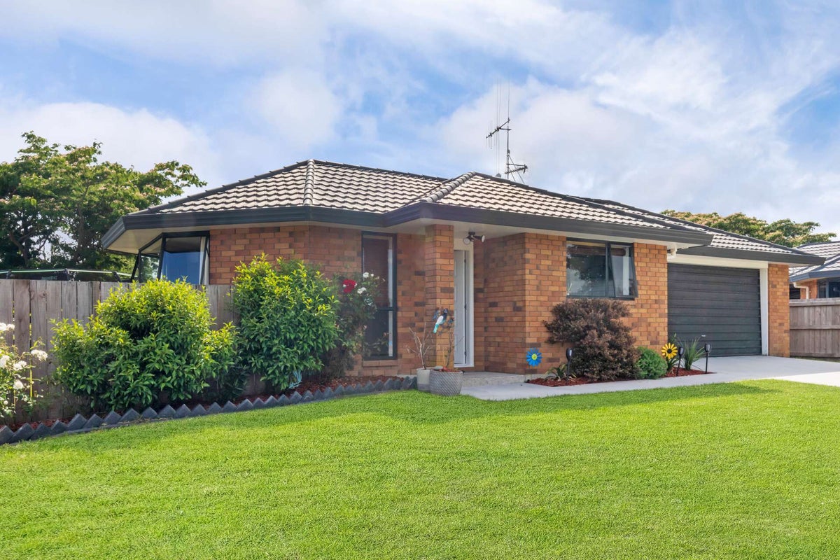 28 Aldershot Place, Nawton, Hamilton - Carousel 1