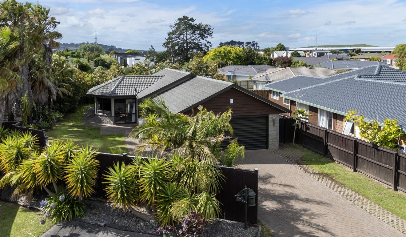 7 Robina Court, Burswood, Auckland - Carousel 1
