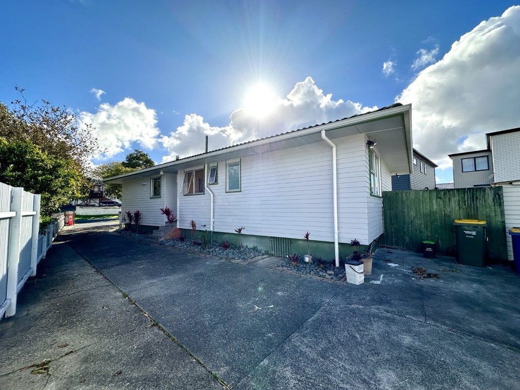 6 Finlow Drive, Te Atatu South, Auckland - Carousel 2