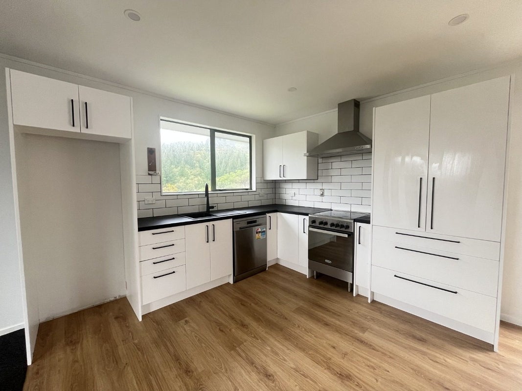 6 Ribbonwood Terrace, Ranui, Porirua - Carousel 1