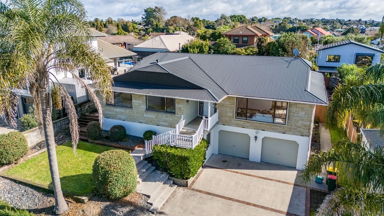 21 Madill Road, St Andrews, Hamilton - Carousel 1