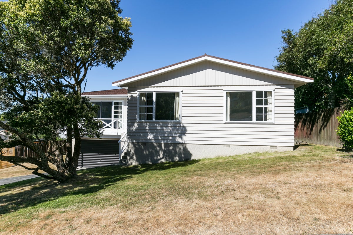 4 Greyfriars Crescent, Tawa, Wellington - Carousel 22