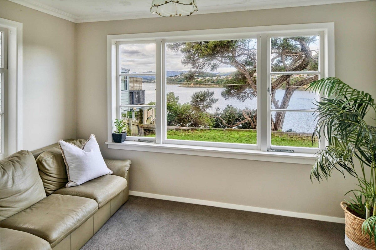 16 Seaview Road, Paremata, Porirua - Carousel 1