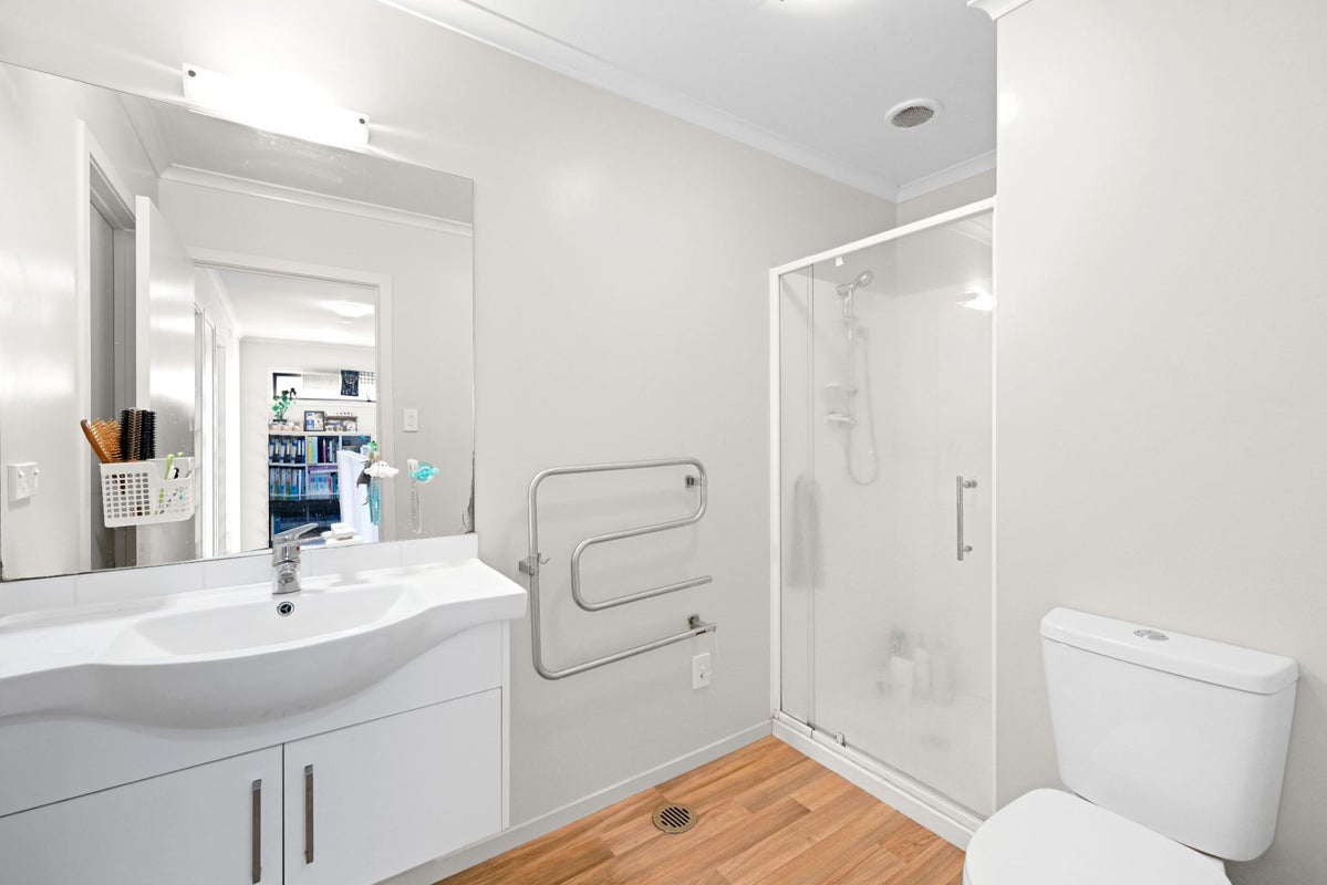 20C Kelvin Place, Hamilton East, Hamilton - Carousel 12