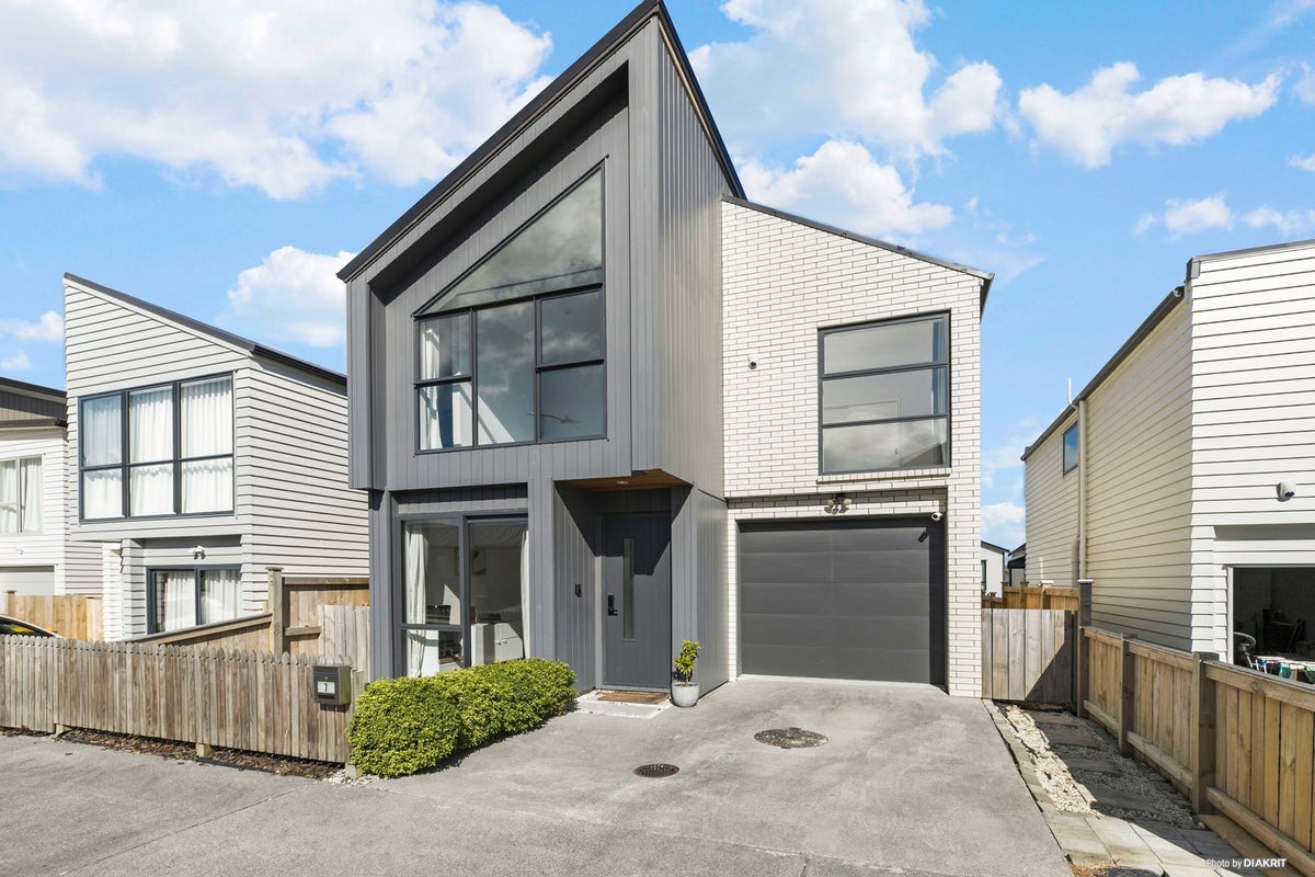 7 Houhora Street, Westgate, Auckland - Carousel 1