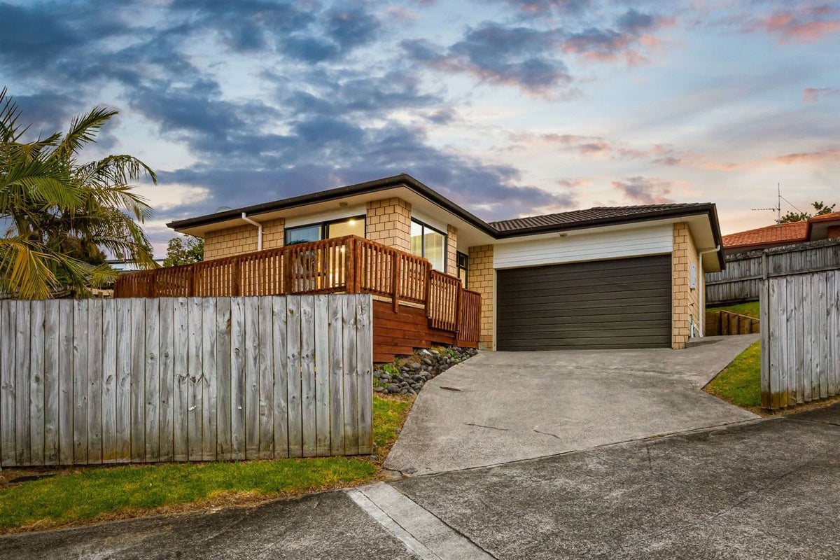 15 Dovey Place, Massey, Auckland - Carousel 1
