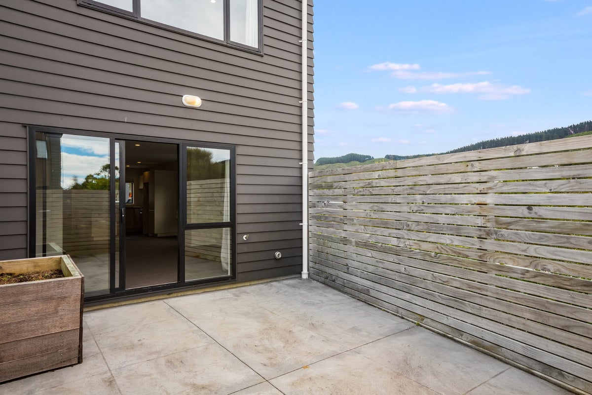11/9 Surrey St, Tawa, Wellington - Carousel 2