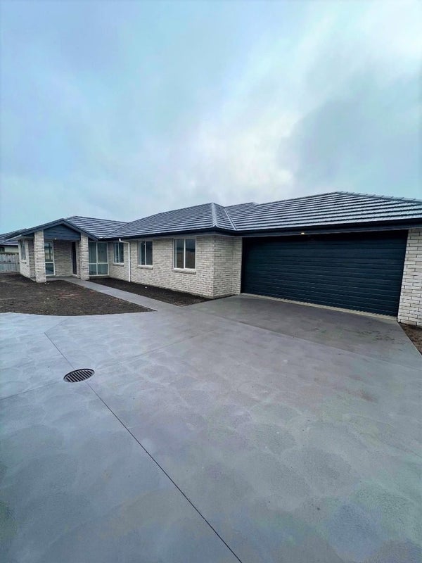 31 Kaurinui Crescent, One Tree Point - Carousel 1