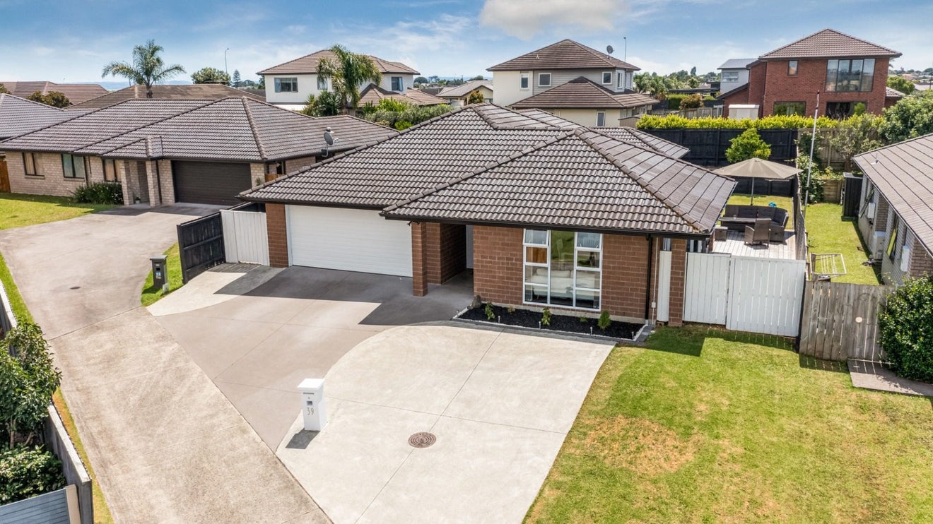 39 Sunningdale Street, Wattle Downs, Auckland - Carousel 1