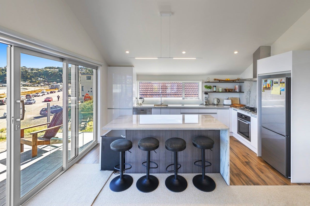 18 Lyall Bay Parade, Lyall Bay, Wellington - Carousel 2
