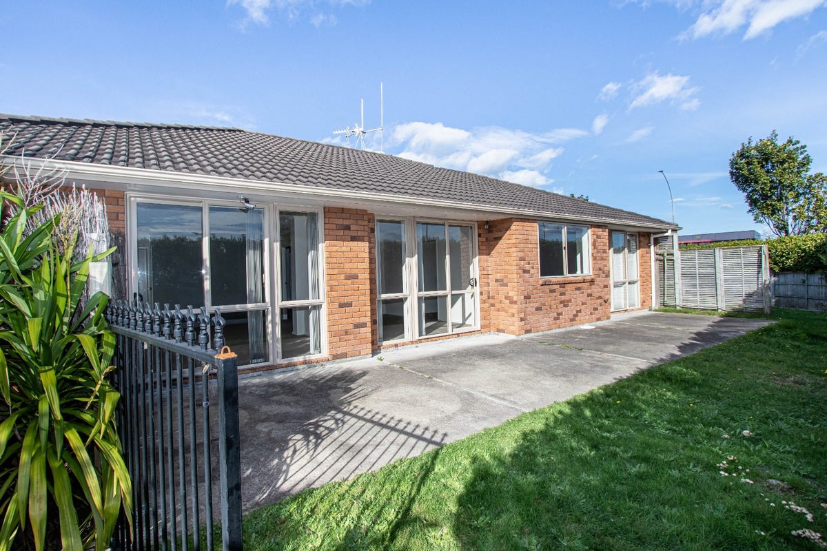 2 Parkside Drive, Huntington, Hamilton - Carousel 2