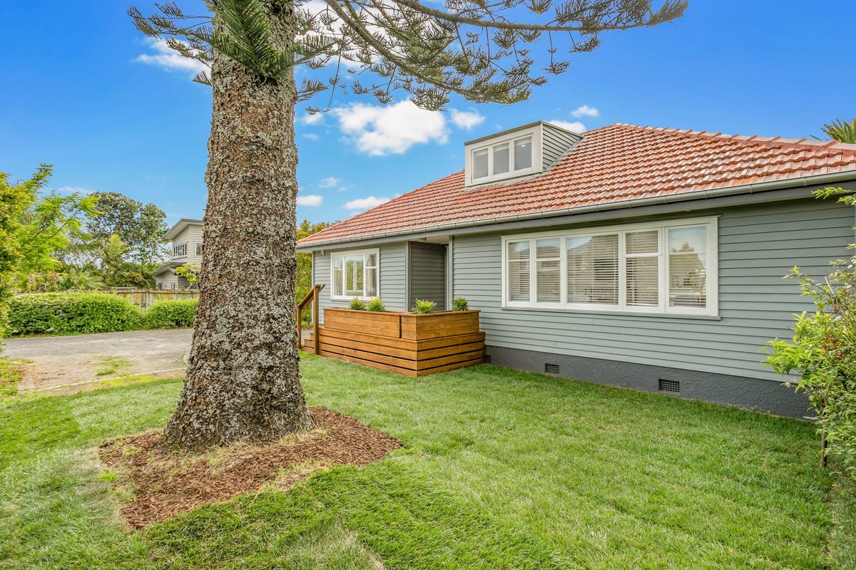 194 Te Atatu Road, Te Atatu South, Auckland - Carousel 1