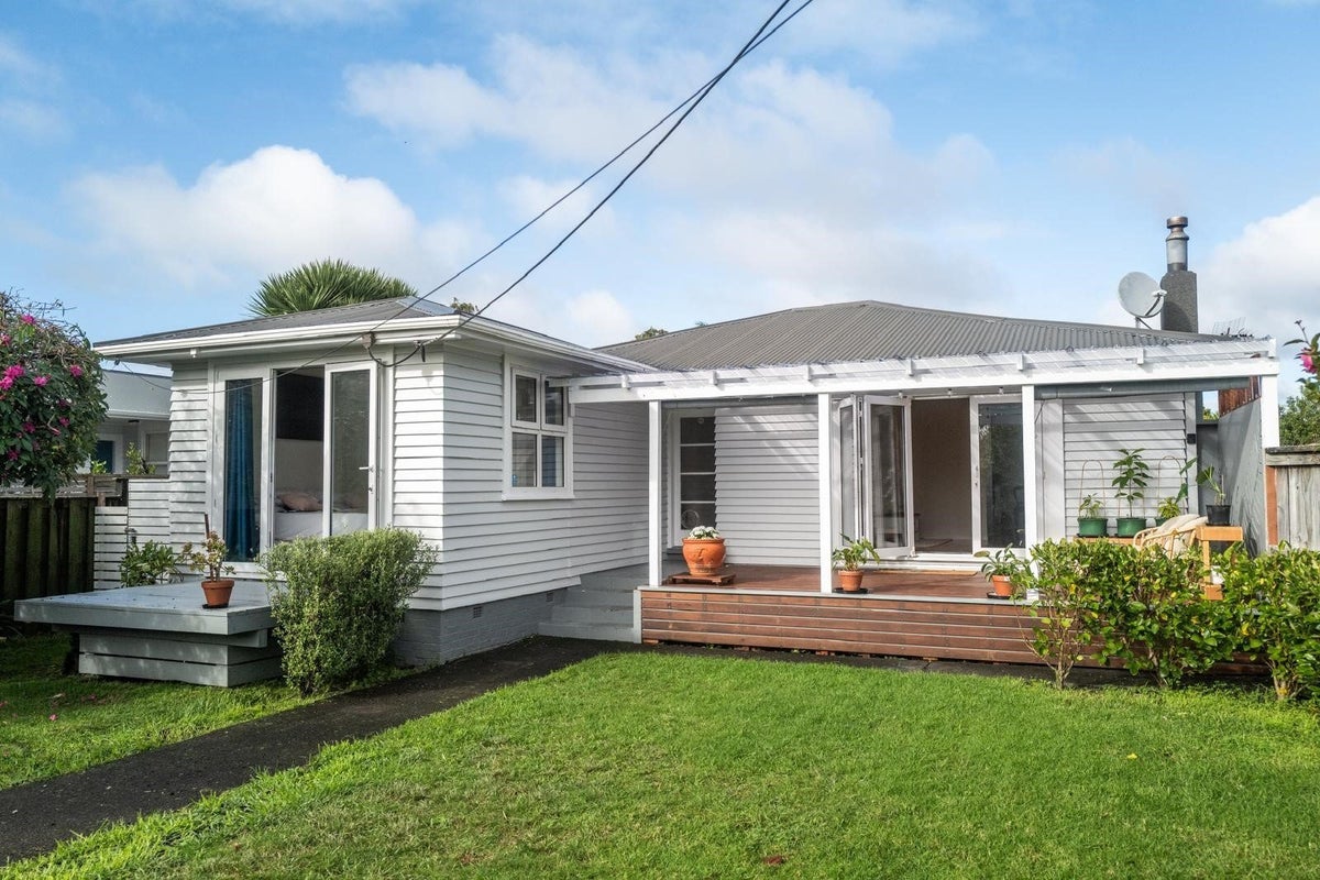 15 Enderby Drive, Te Atatu Peninsula, Auckland - Carousel 2