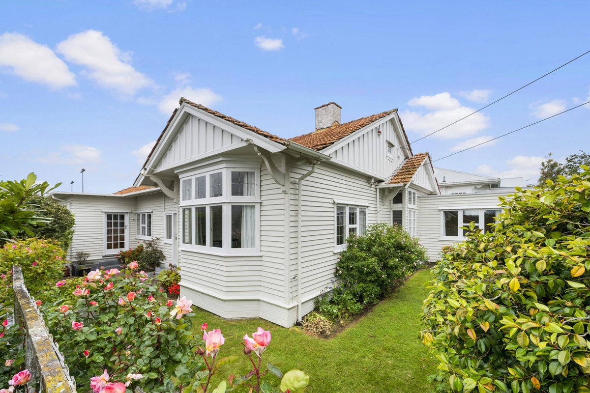 15 Beauchamp Street, Karori, Wellington - Carousel 1