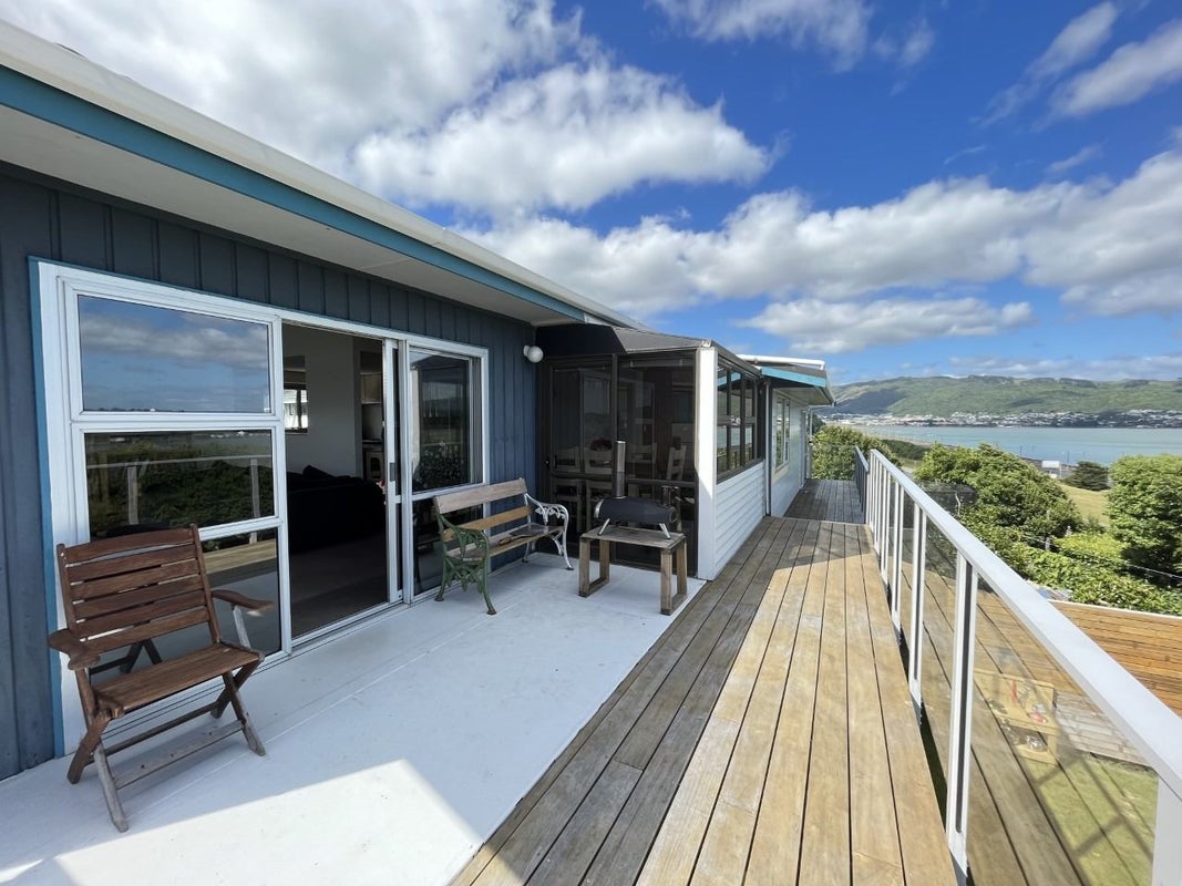 5 Thurso Grove, Papakowhai, Porirua - Carousel 1