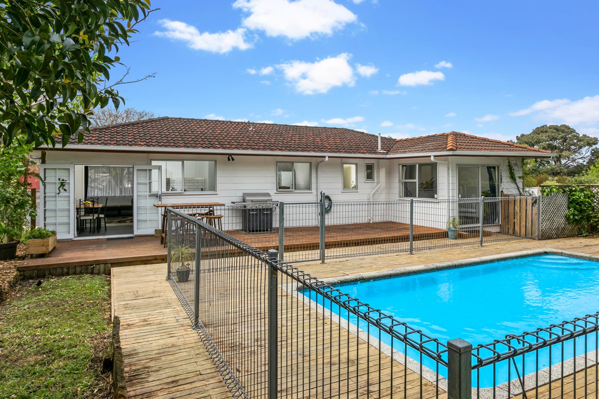6 Verena Place, Green Bay, Auckland - Carousel 2