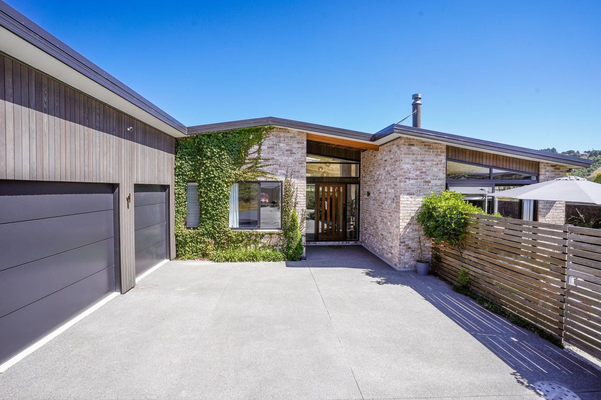 8 Caro Lane, Cracroft, Christchurch - Carousel 1