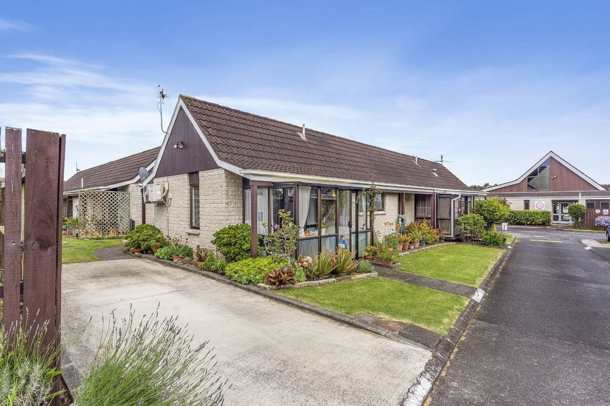 2/92 Princes Street, Otahuhu, Auckland - Carousel 1