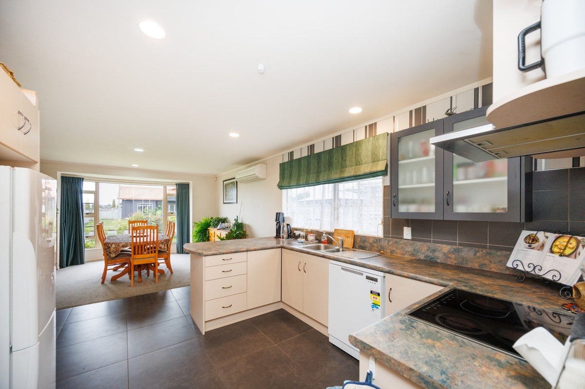 27 Leander Place, Milson, Palmerston North - Carousel 2