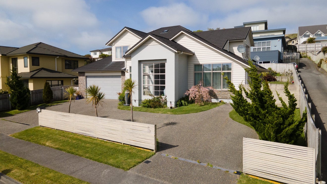 8 Neston Grove, Churton Park, Wellington - Carousel 1
