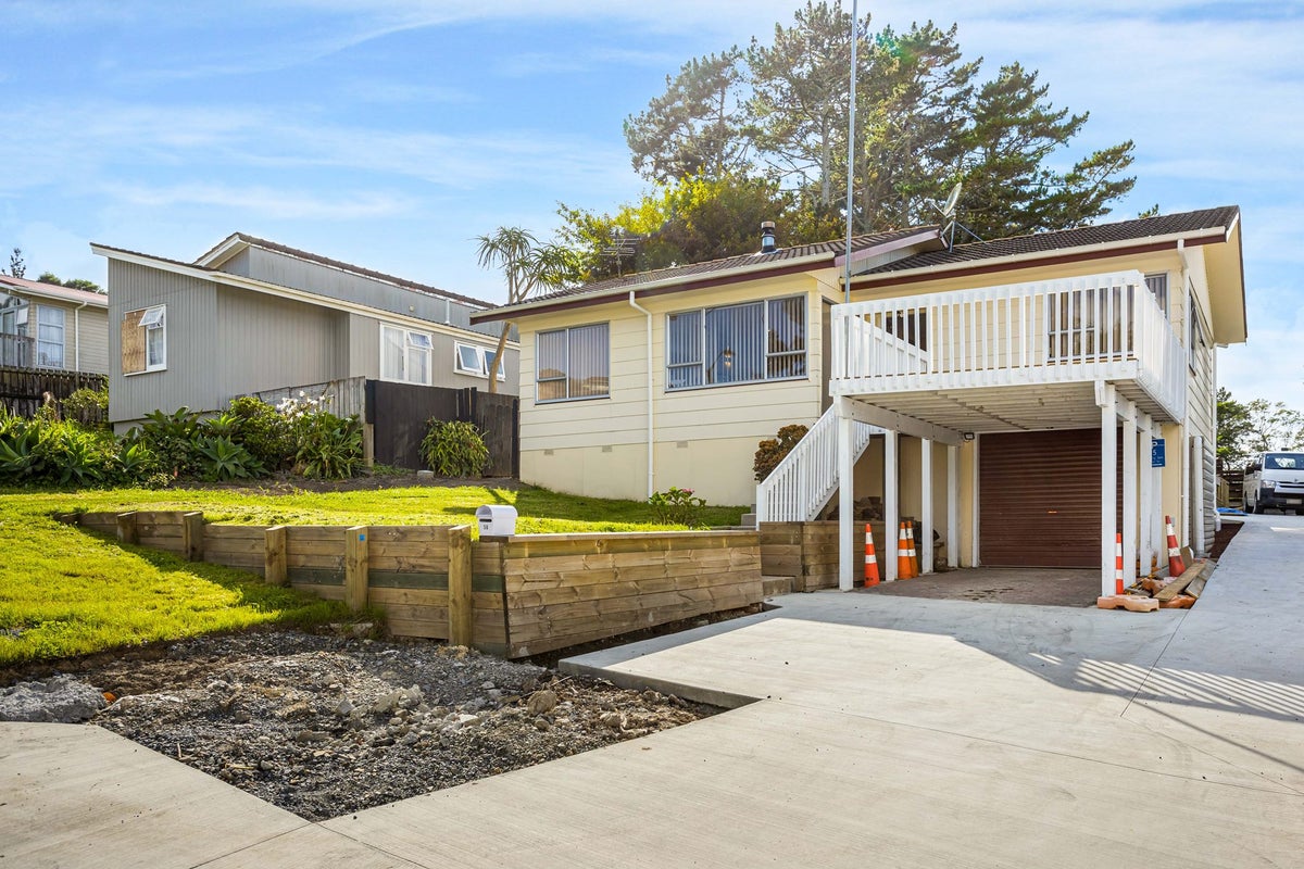 58 Glenbervie Crescent, Massey, Auckland - Carousel 2