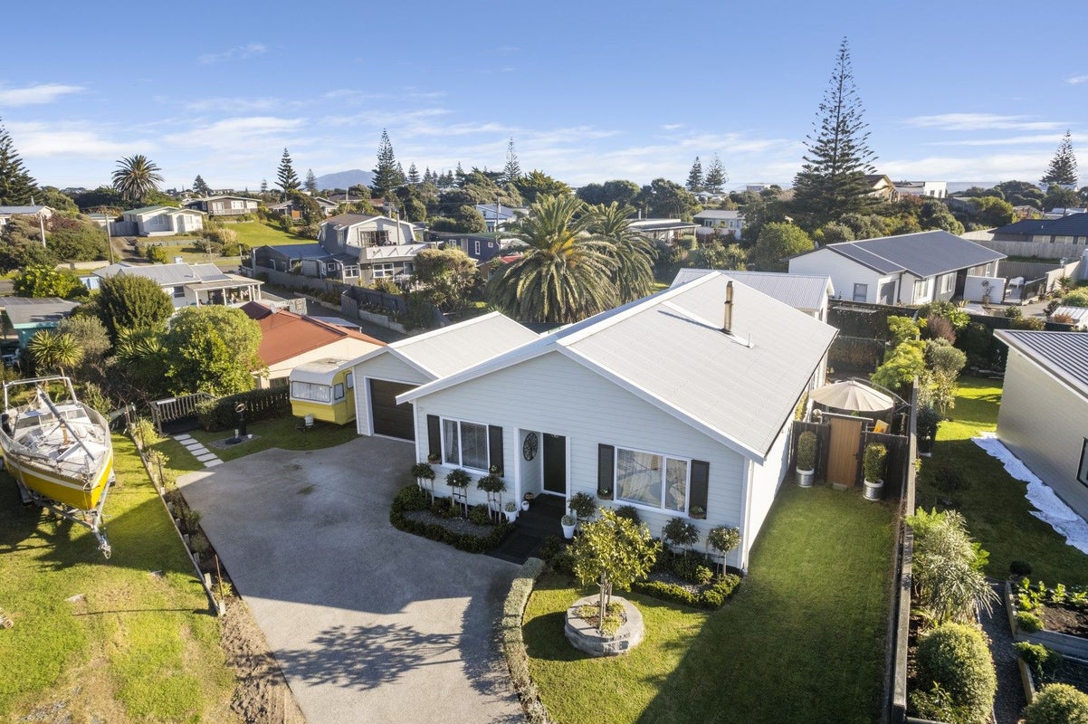 39 Seagrass Place, Otaki Beach, Otaki - Carousel 1